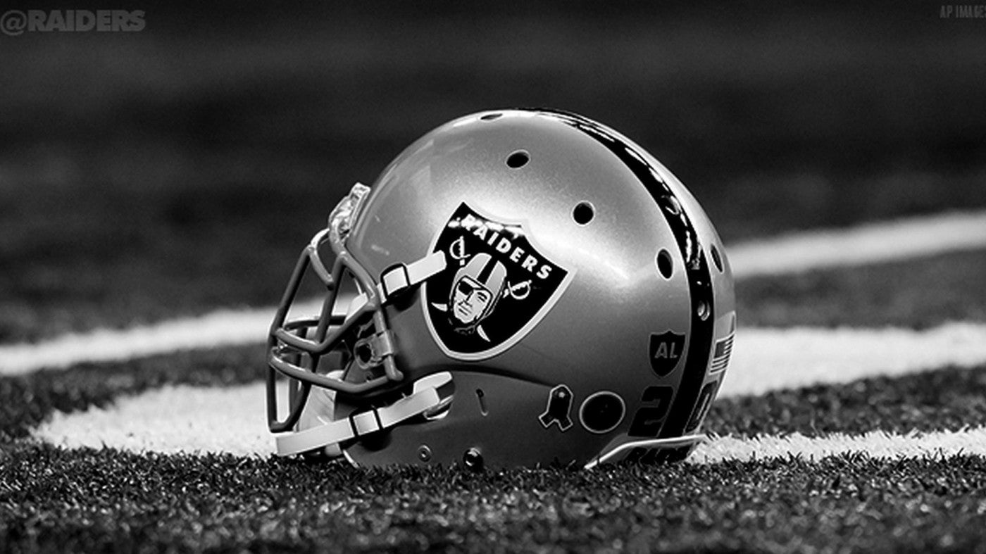 Nike Men’s Las Vegas Raiders Fan Gear Throwback Helmet Sweatshirt Medium M  NFL