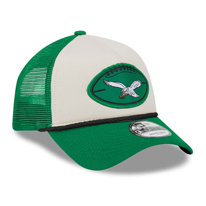 Philadelphia Eagles Trucker Hat – NFL New Era 2024 Sideline Historic 9FORTY – Stone/Kelly Green (Fast Dispatch)