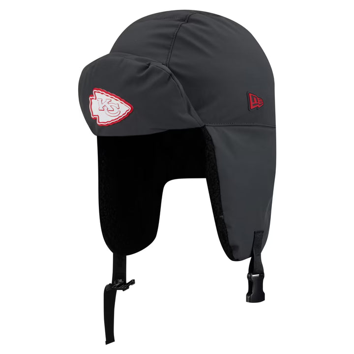 Kansas City Chiefs Hat – NFL New Era 2026 Sideline Cold Weather Trapper – Charcoal (USA Sourced)
