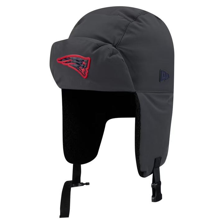 New England Patriots Hat – NFL New Era 2026 Sideline Cold Weather Trapper – Charcoal (USA Sourced)